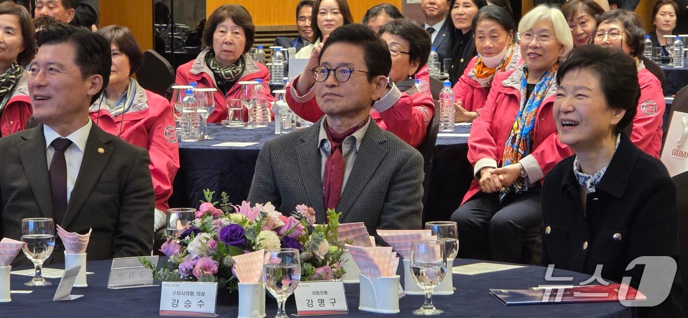 본문 이미지 - 박근혜 전 대통령이 25일 오후 경북 구미 호텔금오산 그랜드홀에서 개최된 '박정희 대통령 서거 47주기 추도식 파독간호사 구미 방문 환영 만찬'에 참석하고 있다. ⓒ 뉴스1 정우용 기자