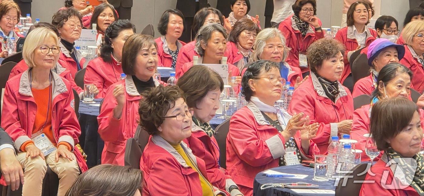 본문 이미지 - 독일 파견 60주년을과 박정희 47주기 추도식을 맞아 구미시를 찾은 파독 간호사들이 25일 호텔금오산에서 열린 환영만찬에서 축사를 듣고 있다. 2026.10.25/뉴스1