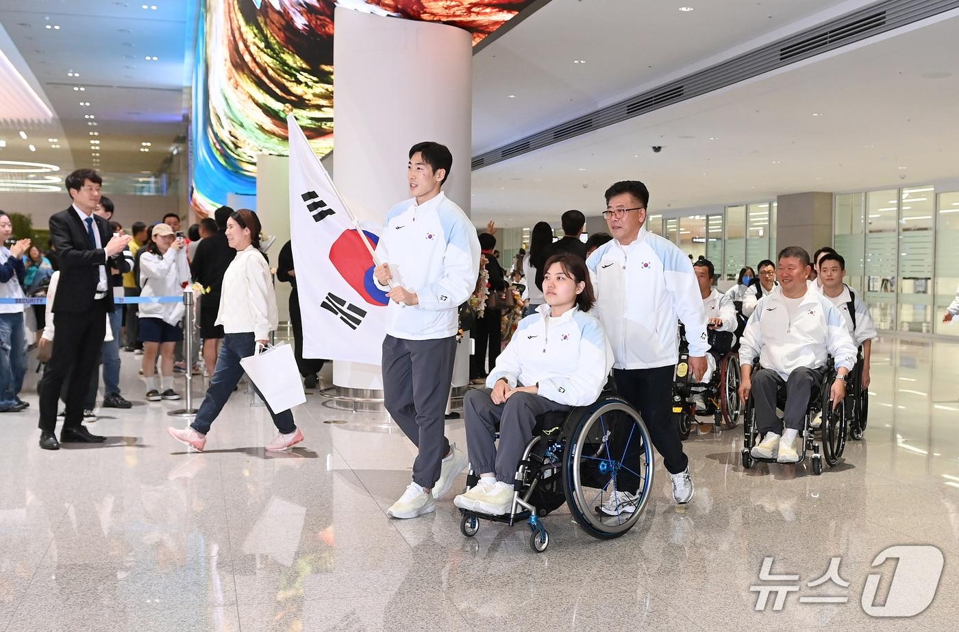 본문 이미지 - 2026 아이치·나고야 장애인아시아경기대회 대한민국 선수단이 25일 인천국제공항 제2여객터미널을 통해 귀국하고 있다. (대한장애인체욱회 제공. 재판매 및 DB 금지) 2026.10.25 ⓒ 뉴스1