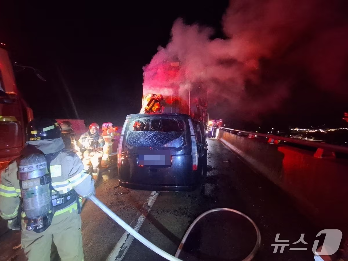 본문 이미지 - 중부내륙고속도로 추돌사고 현장.(경기도소방재난본부 제공. 재판매 및 DB 금지)