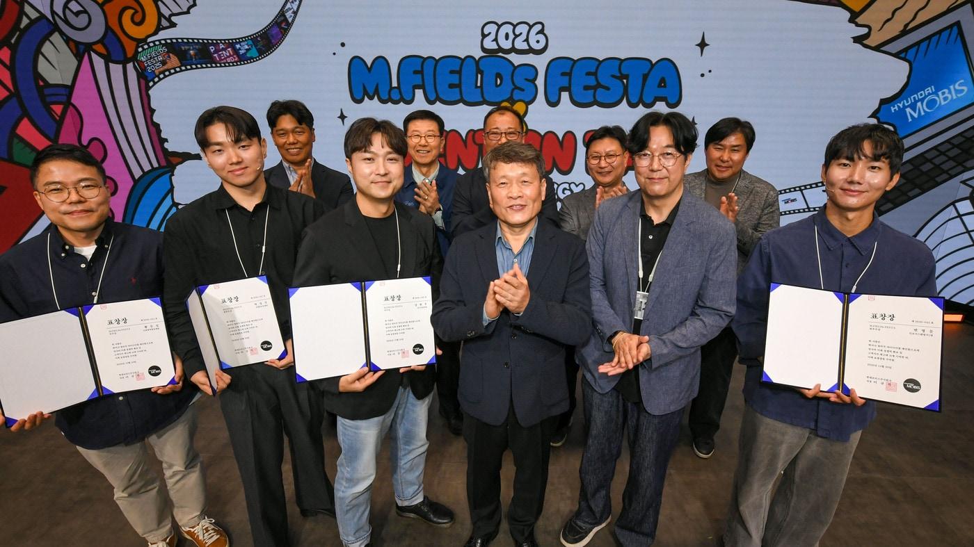본문 이미지 - 이규석  현대모비스 사장(왼쪽 네번째)이 '2026 엠필즈 페스타 & 발명의 날' 시상식에서 우수 아이디어 수상자와 기념사진을 찍고 있다. (현대모비스 제공)
