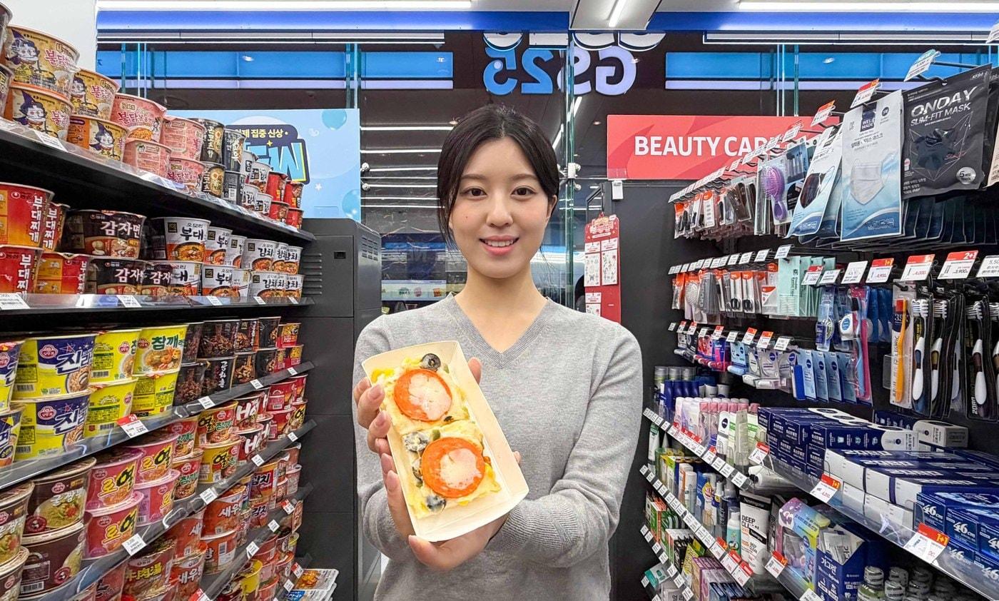 본문 이미지 - GS25가 10월 '우리동네GS' 앱 사전예약을 시작으로 11월 초 매장에서 '설빙 피자설기'를 선보인다.(GS리테일 제공)