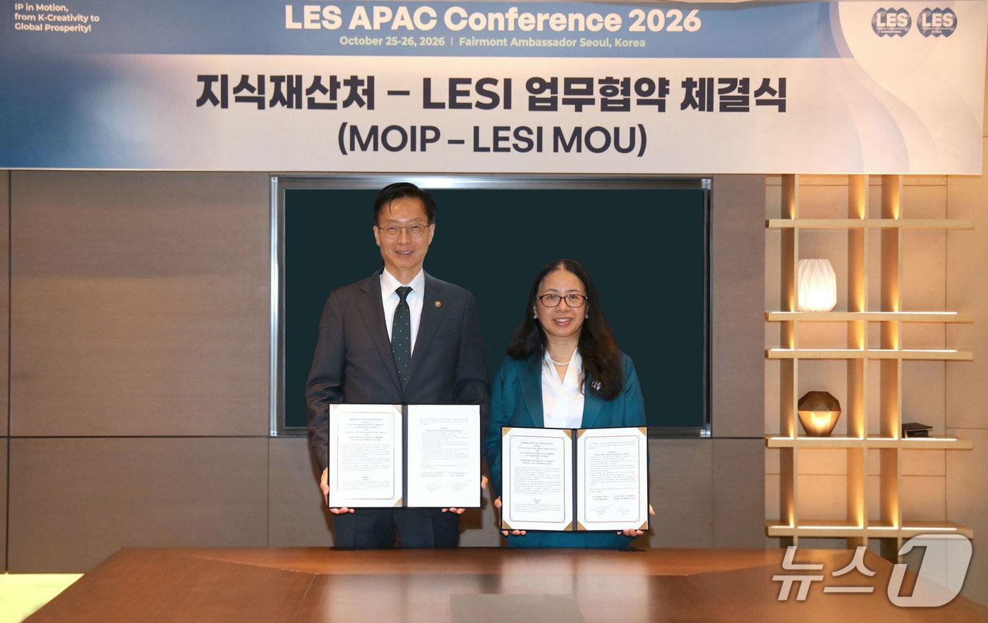 본문 이미지 - 김용선 지식재산처장(왼쪽)이 닝링 왕 국제라이선싱협회(LESI) 회장과 업무협약을 체결하고 있다. (지식재산처 제공. 재판매 및 DB금지) /뉴스1