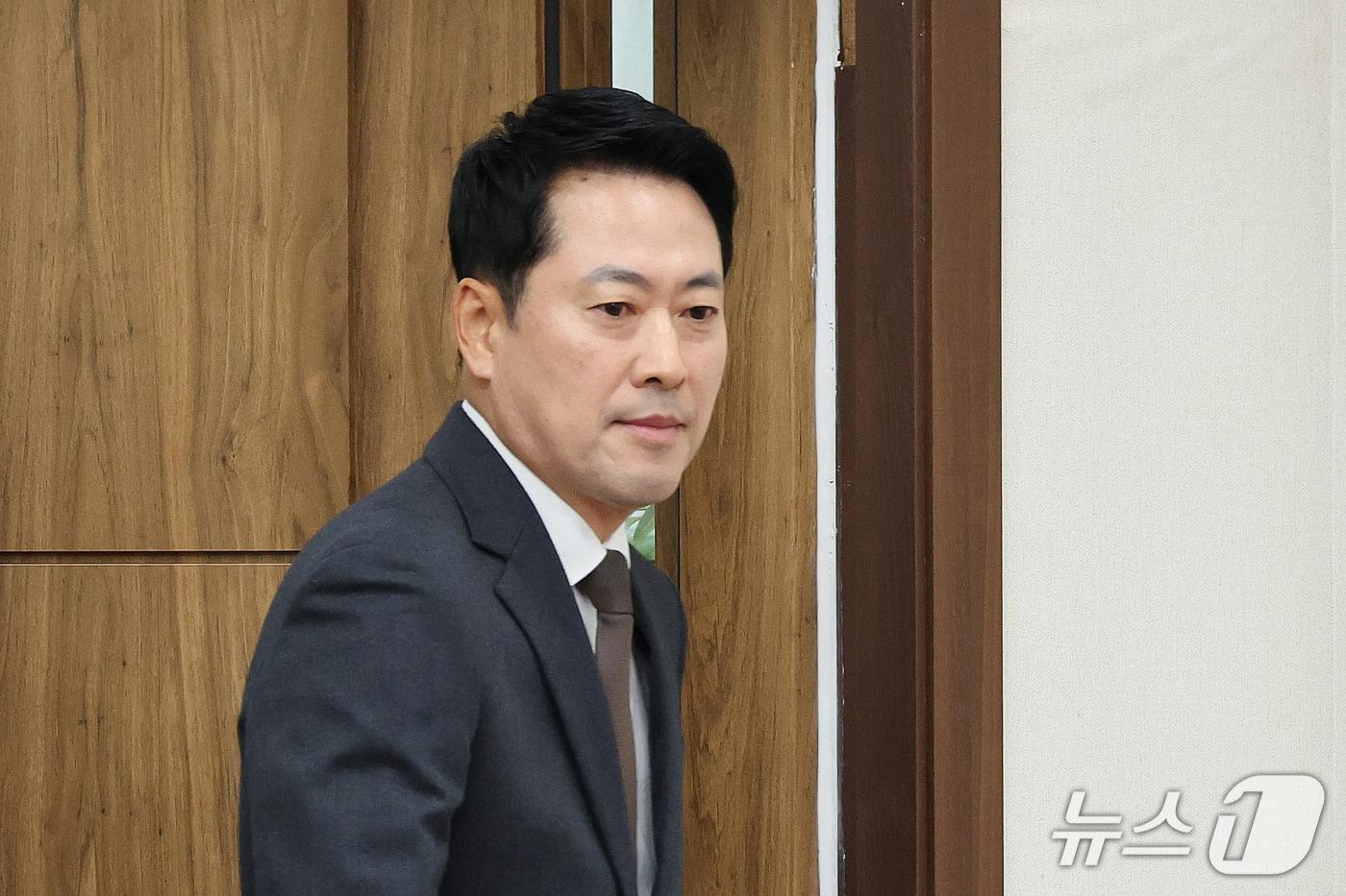본문 이미지 - 장동혁 국민의힘 대표가 26일 서울 여의도 국회에서 열린 최고위원회의에 참석하고 있다. 2026.10.26 ⓒ 뉴스1 신웅수 기자
