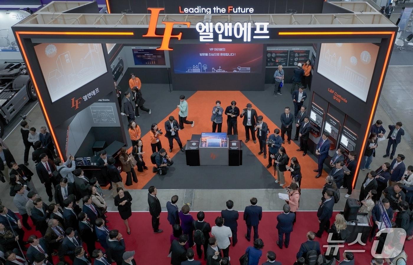 본문 이미지 - 지난 21일부터 24일까지 대구 엑스코(EXCO)에서 열린 '2026 대한민국 미래모빌리티엑스포(DIFA 2026)' 내 엘앤에프 전시관. (엘앤에프 제공) 