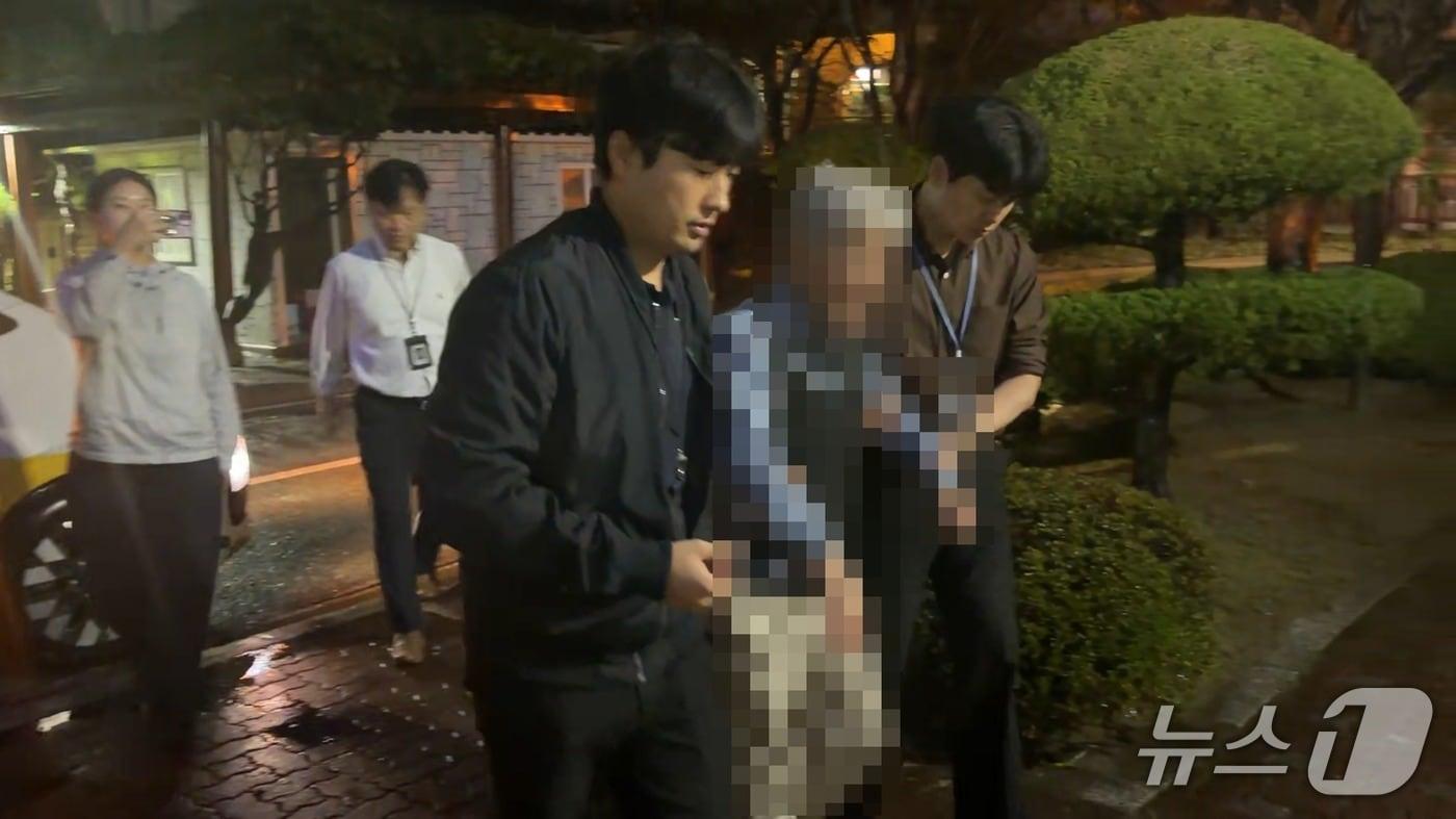 본문 이미지 - 2004년부터 올해까지 22년여 간 도피생활을 이어온 해상 마약운반책 A 씨가 부산해양경찰서 유치장에 입감되는 모습 (해경 제공. 재판매 및 DB 금지)
