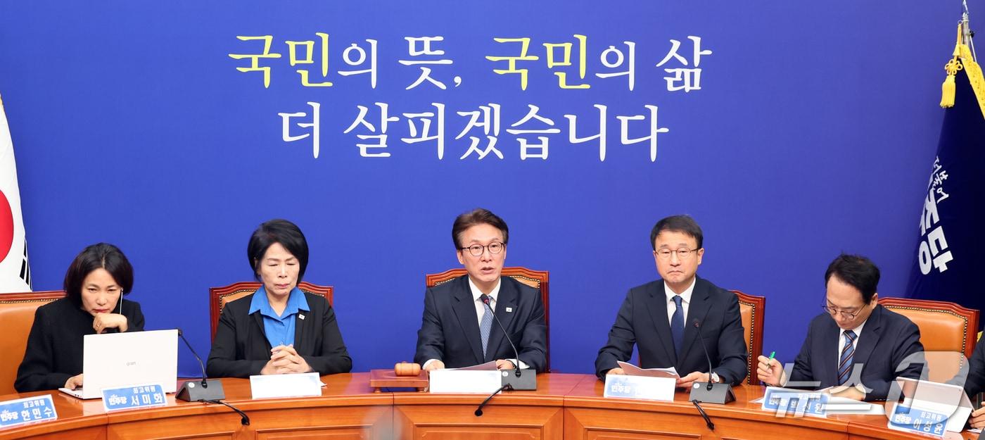 본문 이미지 - 김민석 더불어민주당 대표가 26일 오전 서울 여의도 국회에서 열린 최고위원회의에서 발언을 하고 있다. 2026.10.26 ⓒ 뉴스1 황기선 기자