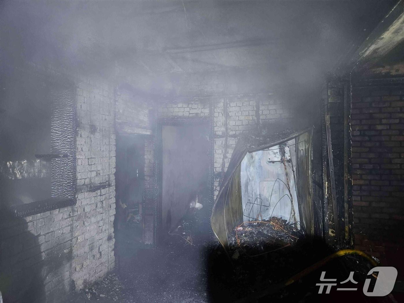 본문 이미지 - 26일 오전 4시 26분쯤 전남광주 목포시 용당동의 단독주택에서 불이 나 2층이 전소한 모습.(전남광주통합소방본부 제공. 재판매 및 DB 금지)