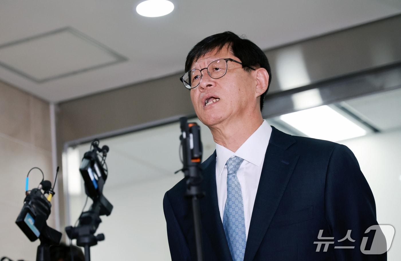 본문 이미지 - 최길수 특별감찰관이 26일 서울 종로구 특별감찰관 사무실로 출근하기 전 취재진 질문에 답하고 있다. 2026.10.26 ⓒ 뉴스1 이호윤 기자