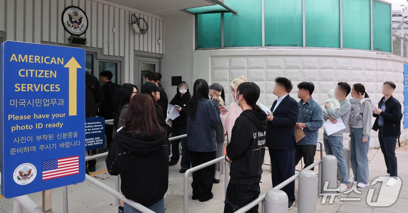 본문 이미지 - 26일 서울 종로구 미국대사관 앞에서 시민들이 미국비자를 발급받기 위해 줄지어 서 있다. 지난해 한국인의 미국 방문 비자(B1·B2) 조정 거절률이 24.73%를 기록하며 직전 년도 대비 급증한 것으로 나타났다. 2026.10.26 ⓒ 뉴스1 이종덕 기자