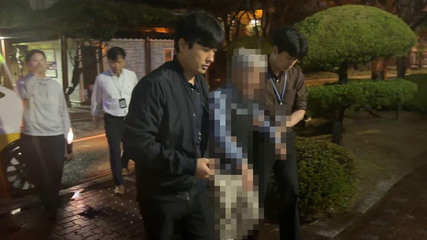 본문 이미지 - 2004년부터 올해까지 22년여 간 도피생활을 이어온 해상 마약운반책 A 씨가 부산해양경찰서 유치장에 입감되는 모습 (사진=해경 제공. 재판매 및 DB 금지)