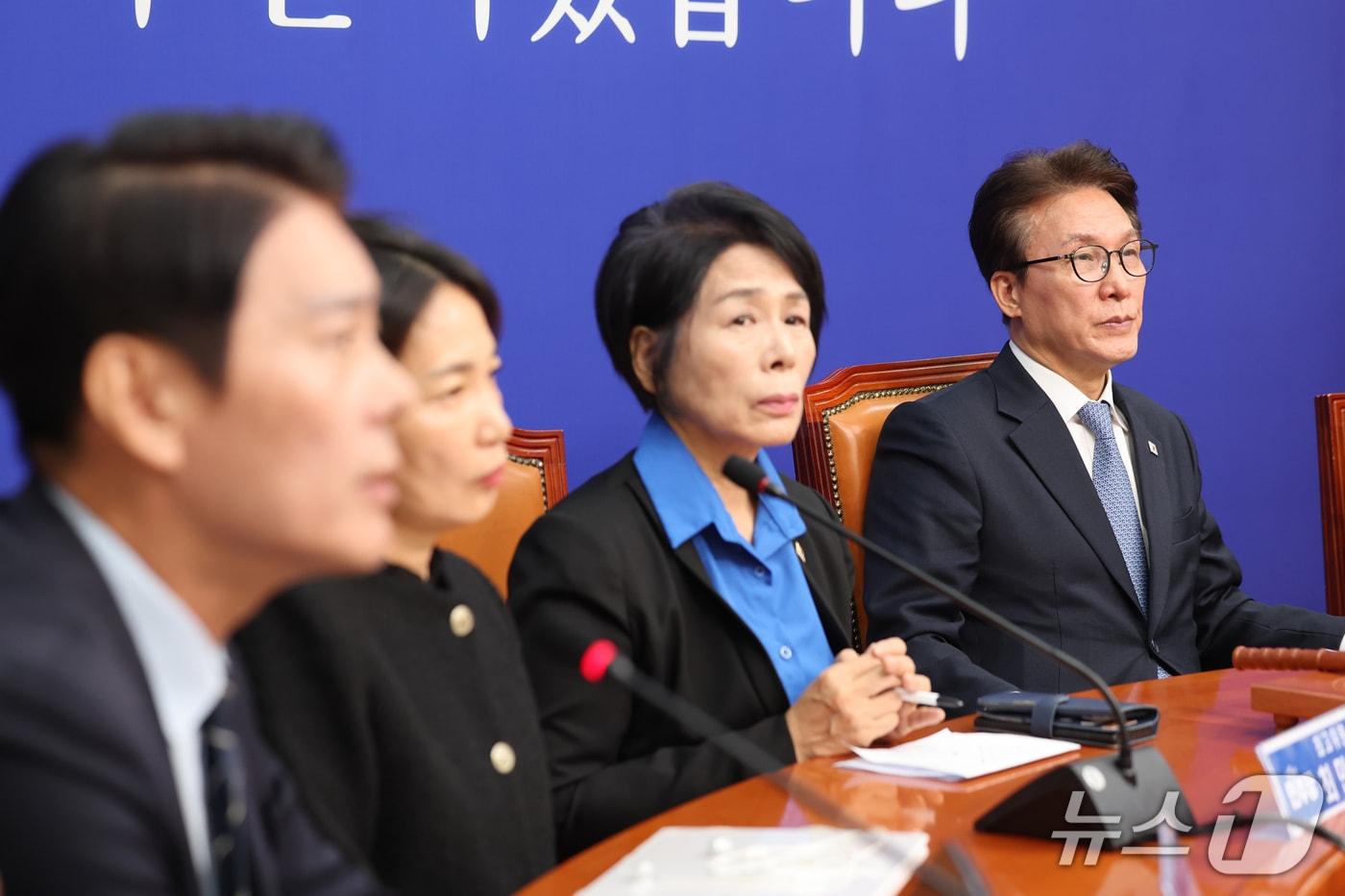 본문 이미지 - 더불어민주당 김민석 대표와 최민희 최고위원이 26일 오전 서울 여의도 국회에서 열린 최고위원회의에서 한민수 최고위원의 발언을 듣고 있다. 이날 한 최고위원은 김민석 대표가 지난 8·17 전당대회 당시 제기한 '반명·분열주의·신천지 3자 비밀연합' 의혹과 관련해 "공개 협박을 멈추고 근거를 밝혀라＂고 촉구했다. 2026.10.26 ⓒ 뉴스1 황기선 기자