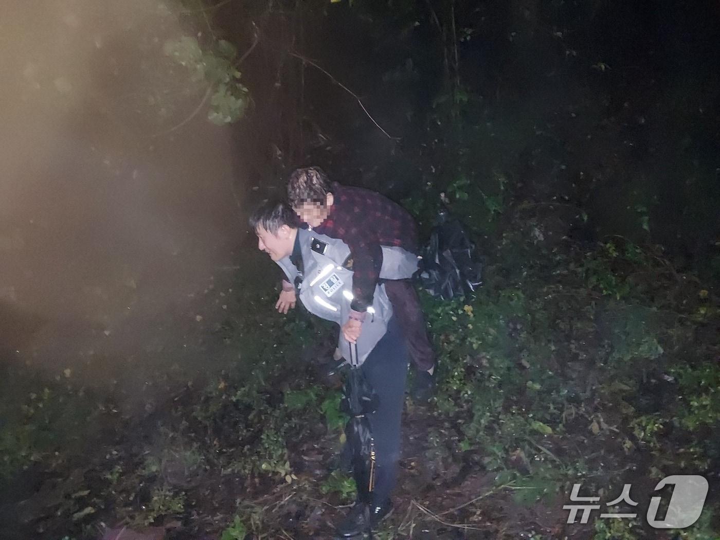 본문 이미지 - 25일 오후 전남광주 동부경찰서 지원파출소 소속 경찰관이 무등산에서 길을 잃은 80대 치매 노인을 구조해 하산하고 있다. (동부경찰 제공. 재판매 및 DB 금지)