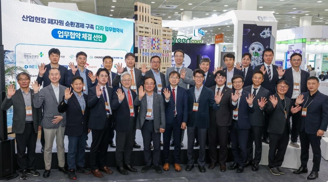 본문 이미지 - 산업현장 폐자원 순환경제 구축 다자 업무협약식 참석자들이 기념사진을 찍고 있다.(KCC 제공)