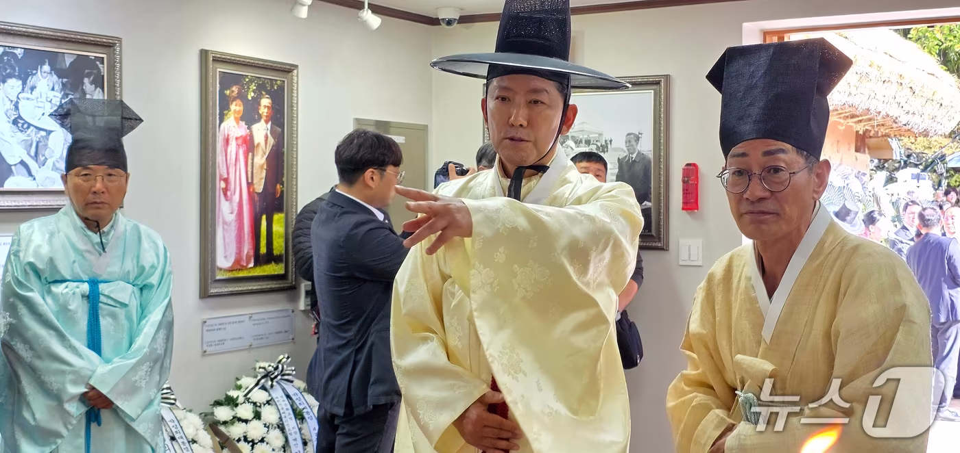 본문 이미지 - 26일 오전 경북 구미시 박정희 전 대통령 생가에서 열린 '박정희 대통령 서거 47주기 추도식'에서 초헌관을 맡은 김장호 구미시장(오른쪽 두 번째)이 생가보존회 관계자의 설명을 듣고 있다. 2026.10.26 ⓒ 뉴스1 정우용 기자