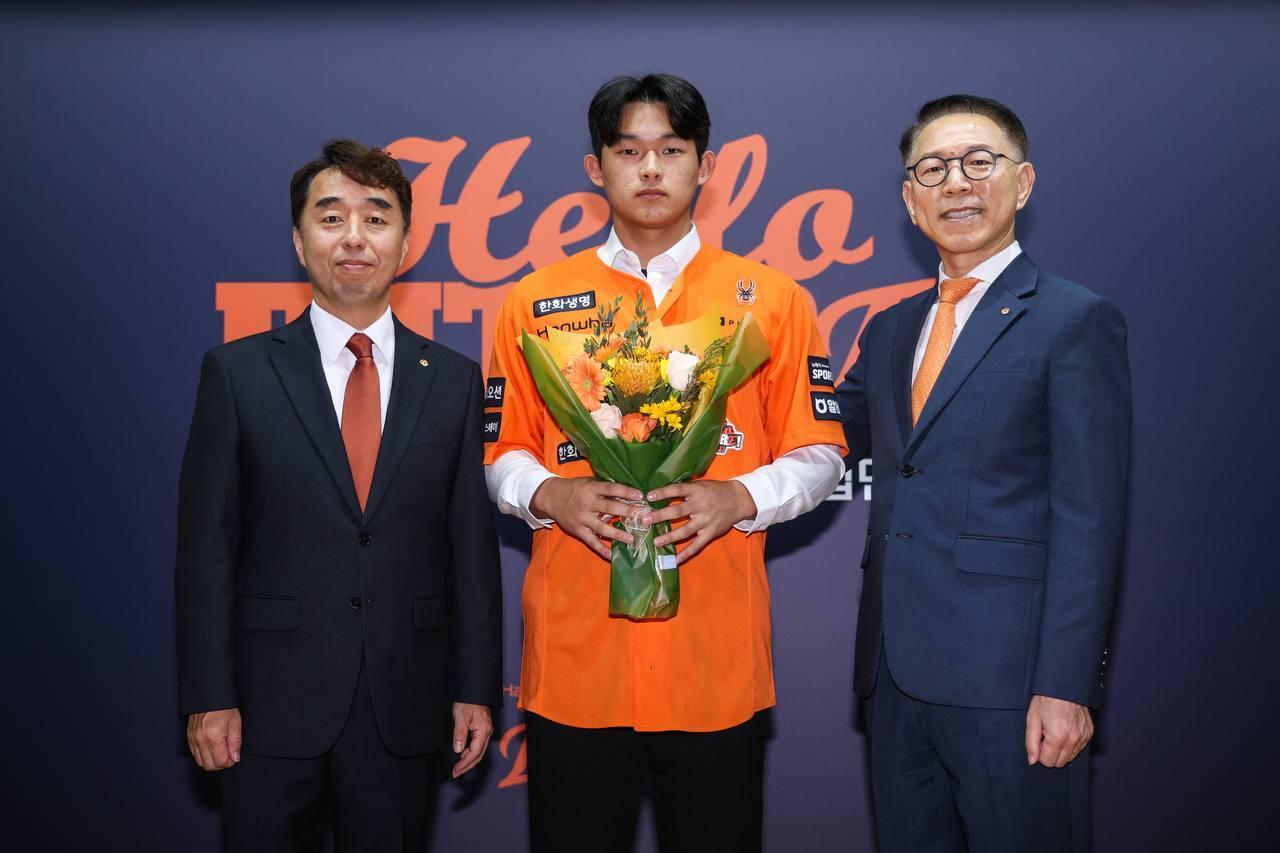 본문 이미지 - 한화 이글스 1라운드 신인 민주홍(가운데)이 25일 열린 신인선수 입단식에서 기념촬영을 하고 있다. 왼쪽은 석장현 단장, 오른쪽은 박종태 대표이사. (한화 제공. 재판매 및 DB 금지)