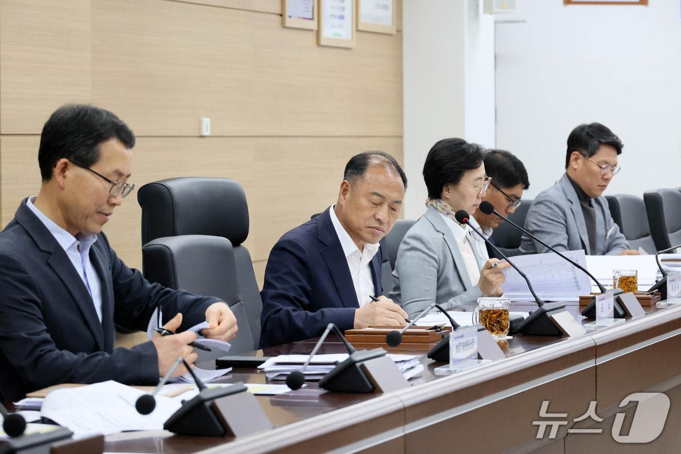 본문 이미지 - 한득수 전북 임실군수(왼쪽 두번째)가 군정 주요업무 보고를 받고 있다.(임실군 제공, 재판매 및 DB 금지)2026.10.26/뉴스1