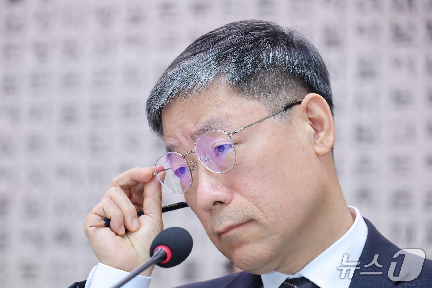본문 이미지 - 노경필 법원행정처장이 26일 서울 여의도 국회에서 열린 법제사법위원회의 법무부 등에 대한 종합감사에서 자료를 살펴보고 있다. 2026.10.26 ⓒ 뉴스1 신웅수 기자