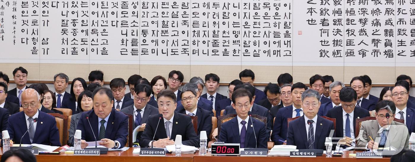 본문 이미지 - 이진수 법무부 차관이 26일 서울 여의도 국회에서 열린 법제사법위원회의 법무부 등에 대한 종합감사에서 의원 질의에 답변하고 있다. 2026.10.26 ⓒ 뉴스1 신웅수 기자