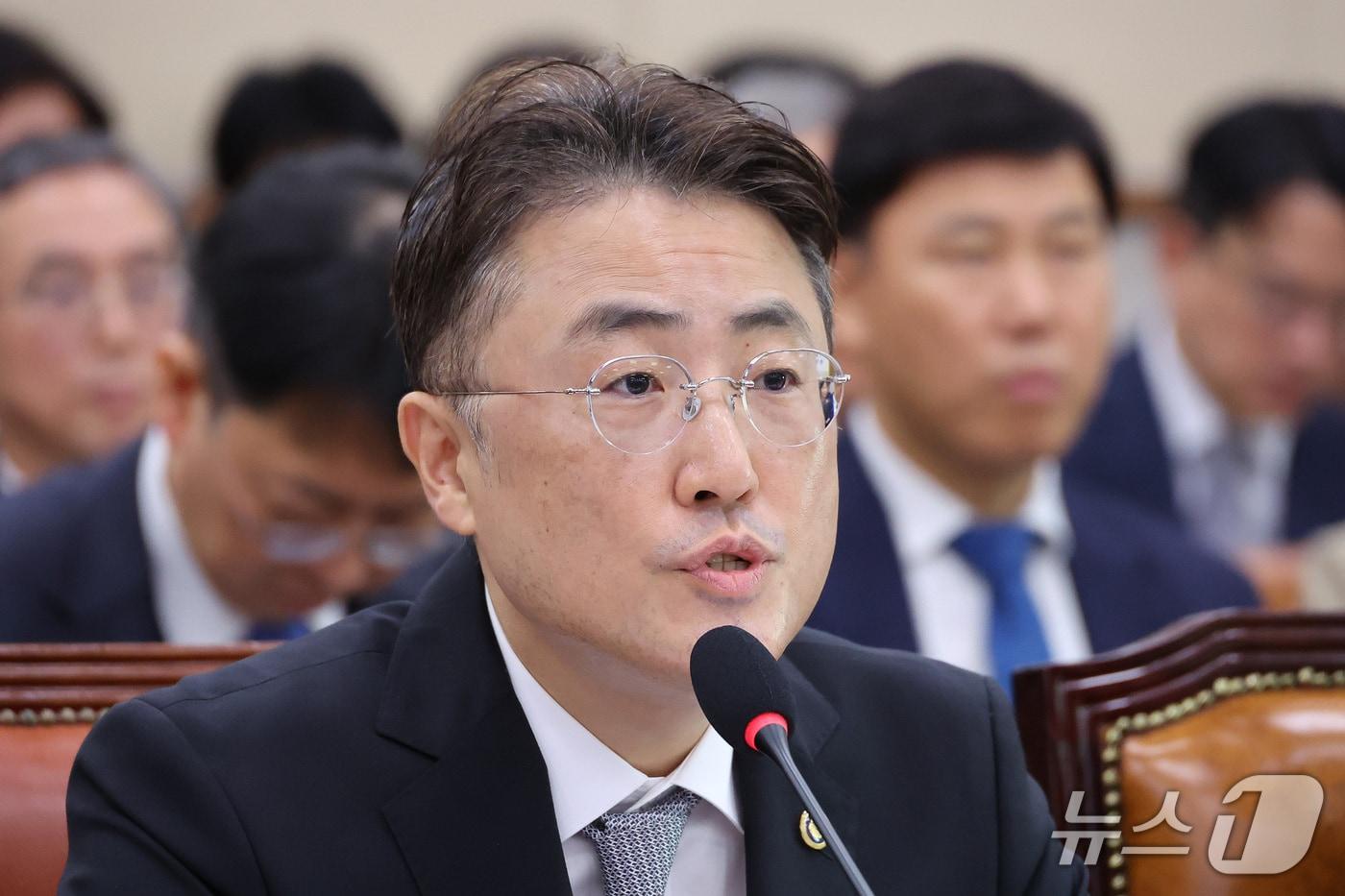 본문 이미지 - 이진수 법무부 차관이 26일 서울 여의도 국회에서 열린 법제사법위원회의 법무부 등에 대한 종합감사에서 의원 질의에 답변하고 있다. 2026.10.26 ⓒ 뉴스1 신웅수 기자