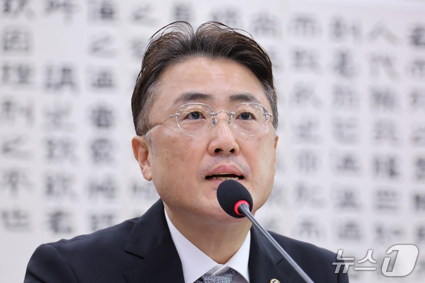 본문 이미지 - 이진수 법무부 차관이 26일 서울 여의도 국회에서 열린 법제사법위원회의 법무부 등에 대한 종합감사에서 의원 질의에 답변하고 있다. 2026.10.26 ⓒ 뉴스1 신웅수 기자