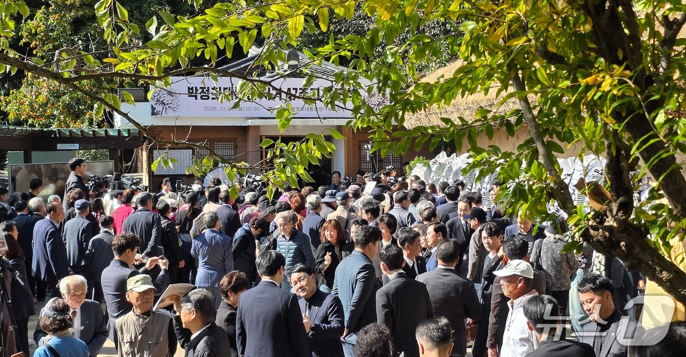 본문 이미지 - 26일 오전 '박정희 대통령 서거 47주기 추도식'이 열린 경북 구미시 박정희 전 대통령 생가에 많은 시민들이 참석해 있다. 2026.10.26 ⓒ 뉴스1 정우용 기자