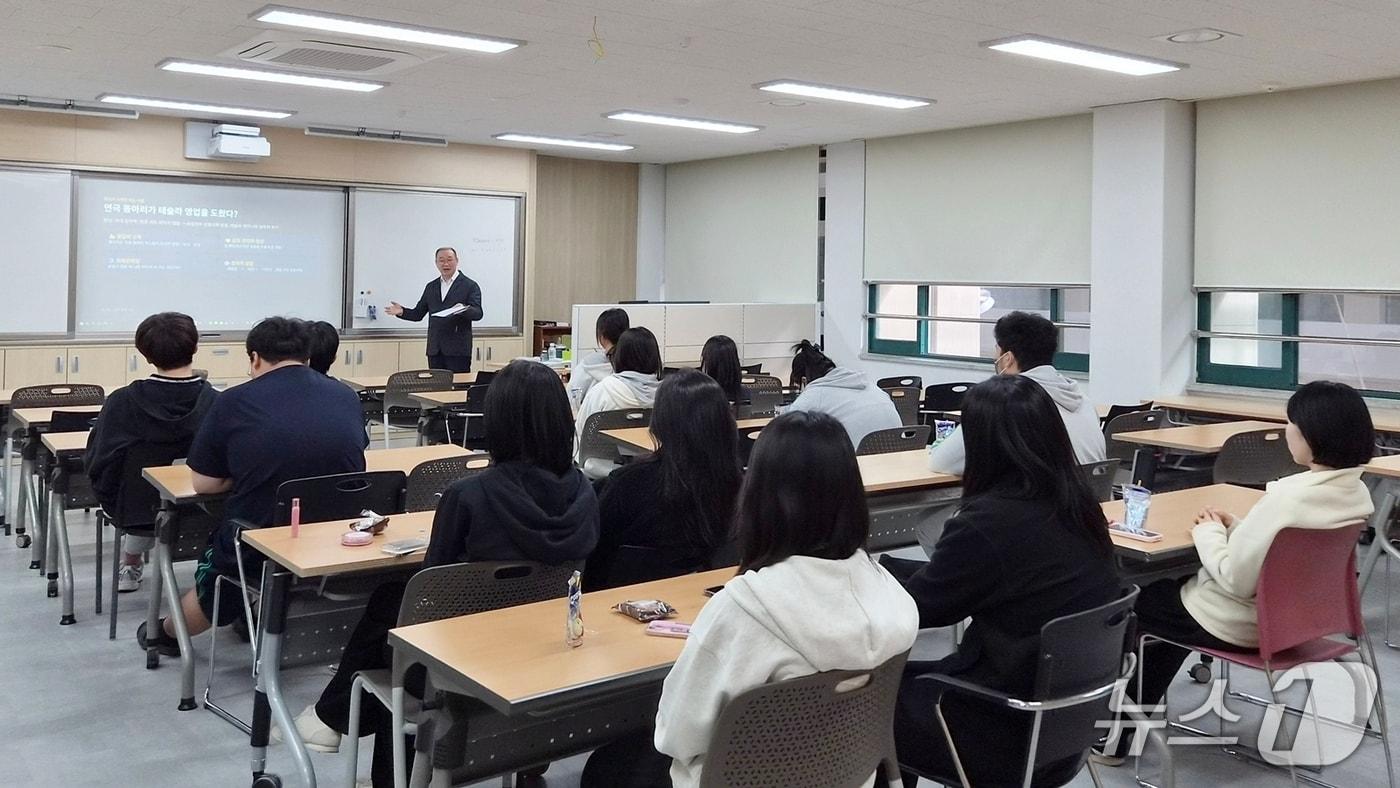 본문 이미지 - 단국대 대학일자리플러스센터가 지난 22일 수원농생명과학고에서 진로특강을 하고 있는 모습.(단국대 제공)