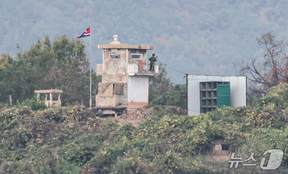 본문 이미지 - 지난 26일 경기 파주시 접경지역에서 바라본 북한군 초소 옆으로 대남 확성기가 보이고 있다.2026.10.26 ⓒ 뉴스1 김도우 기자