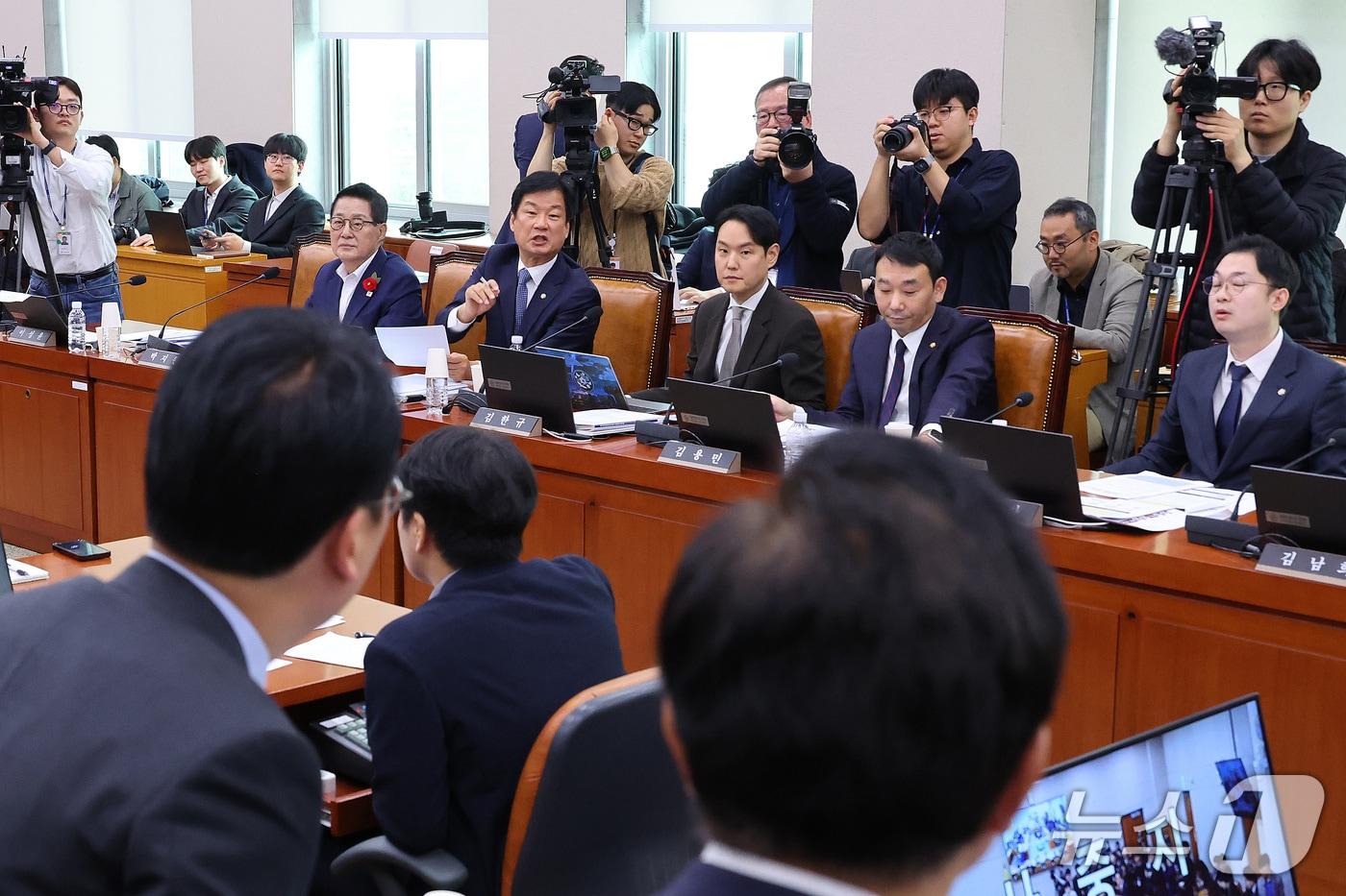 본문 이미지 - 박균택 의원을 비롯한 더불어민주당 의원들이 26일 서울 여의도 국회에서 열린 법제사법위원회의 법무부 등에 대한 종합감사에서 국민의힘 의원들과 언쟁을 벌이고 있다. 2026.10.26 ⓒ 뉴스1 신웅수 기자