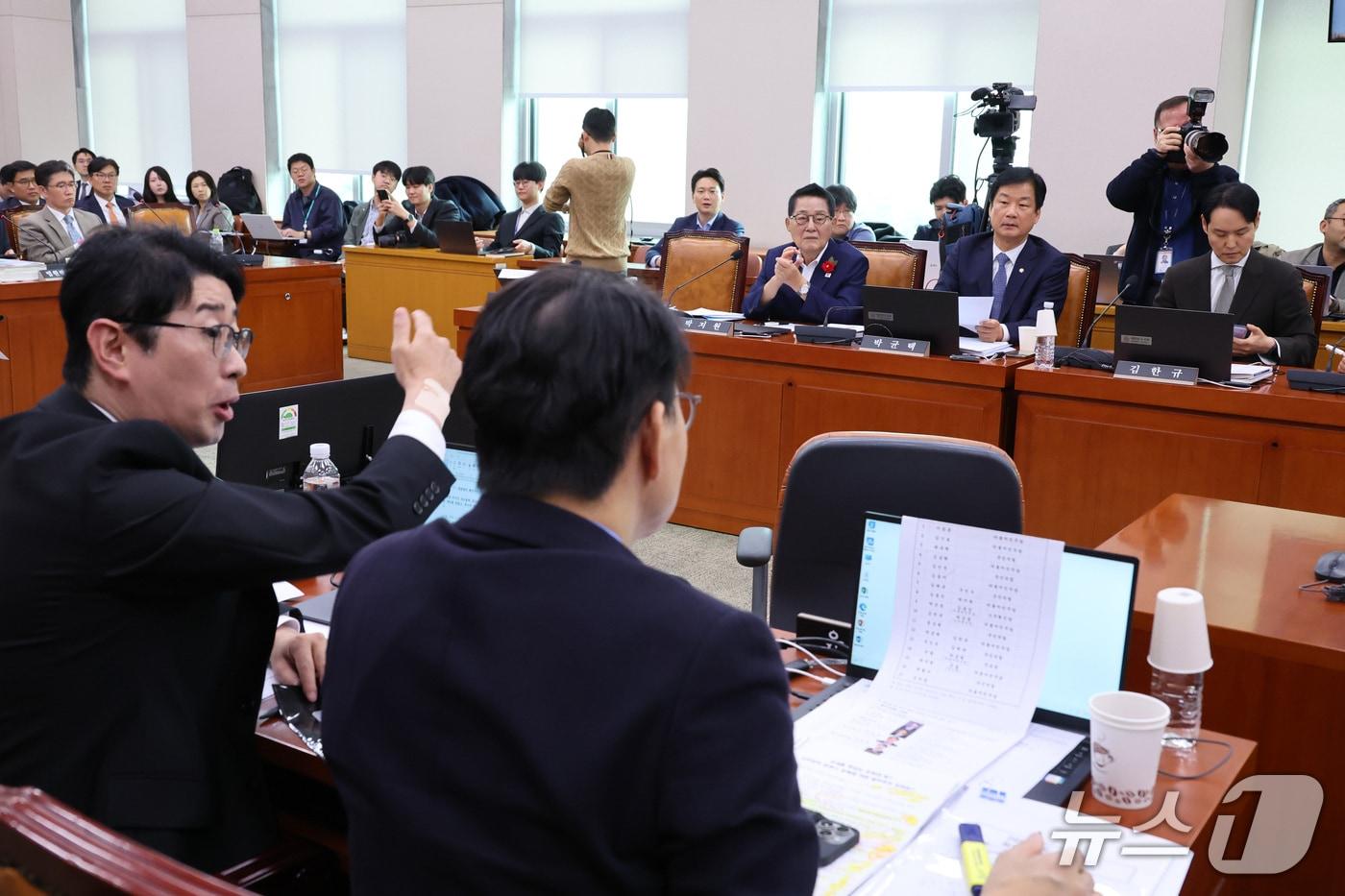 본문 이미지 - 박균택 의원을 비롯한 더불어민주당 의원들이 26일 서울 여의도 국회에서 열린 법제사법위원회의 법무부 등에 대한 종합감사에서 국민의힘 의원들과 언쟁을 벌이고 있다. ⓒ 뉴스1 신웅수 기자