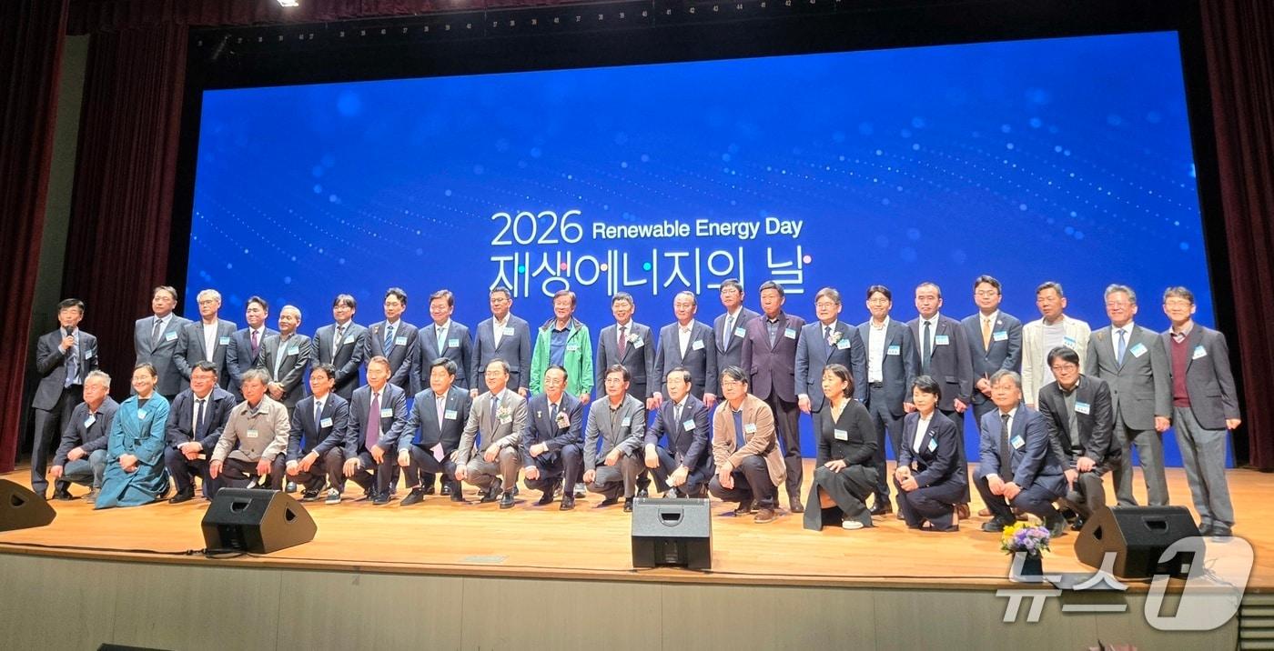 본문 이미지 - 지난 23일 열린 '2026 재생에너지의 날' 기념식에서 표창 수상자 등 주요 참석자들이 기념촬영을 하는 모습 (해진공 제공. 재판매 및 DB 금지)
