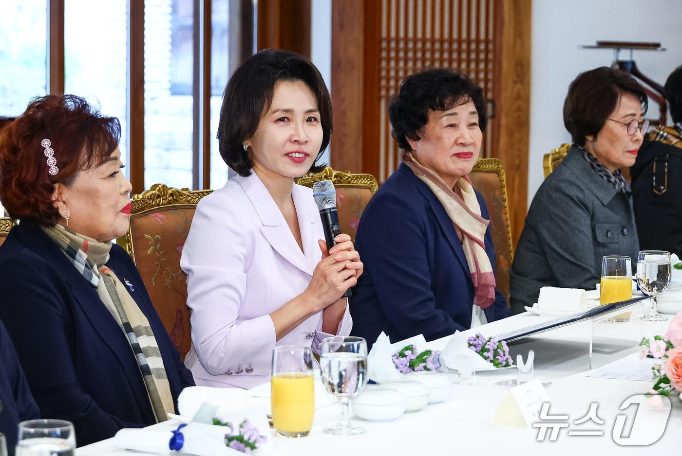 본문 이미지 - 김혜경 여사가 지난 26일 청와대 상춘재에서 열린 오월어머니집 전·현직 임원 초청 오찬 간담회에서 발언을 하고 있다. (청와대통신사진기자단) 2026.10.26 ⓒ 뉴스1 이재명 기자