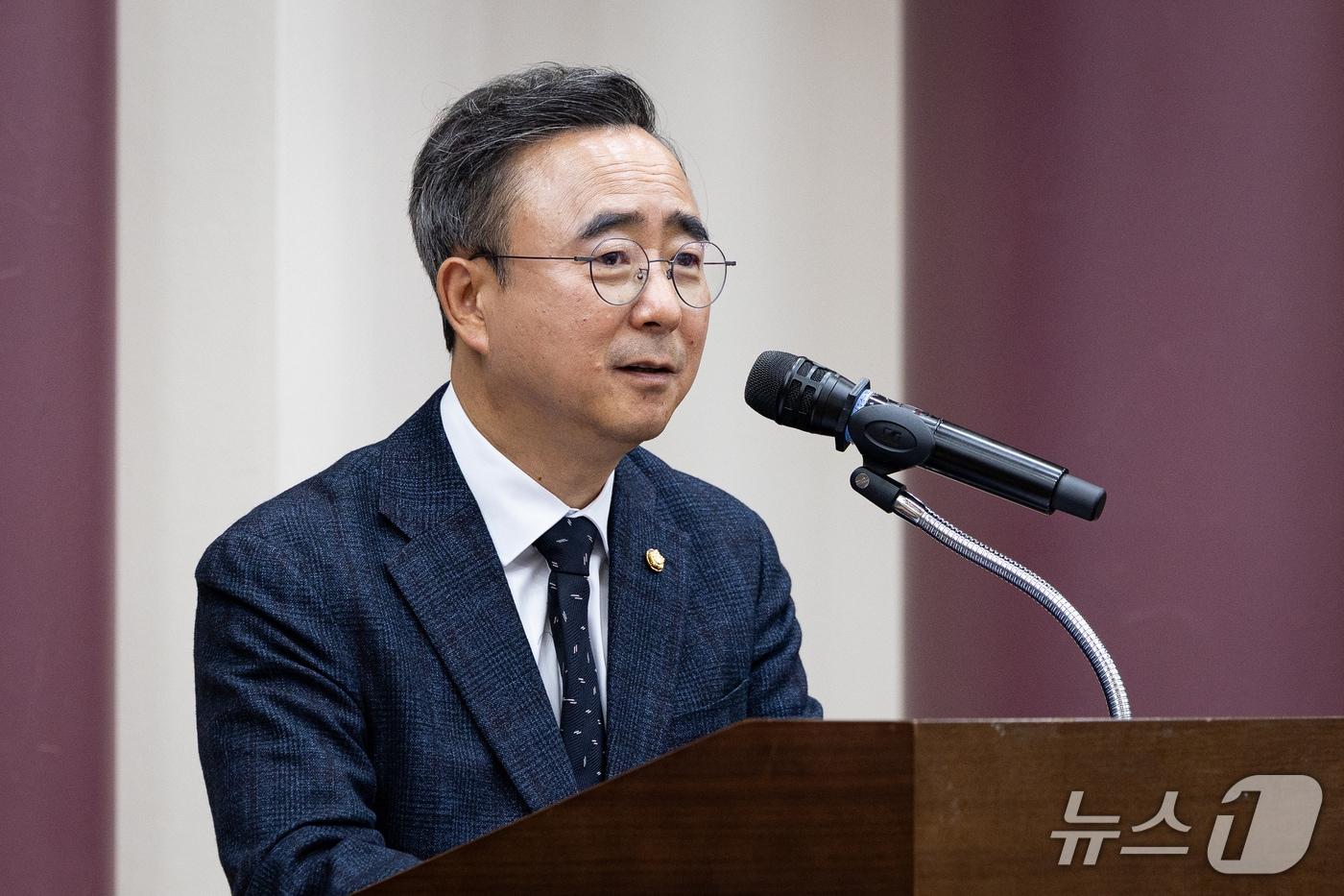 본문 이미지 - 임문영 더불어민주당 의원이 26일 서울 여의도 국회 의원회관에서 열린 국회의원연구단체 '국회 AI 미래전환' 출범 기념 지속가능한 AI 대전환을 위한 산업 및 사회 정책 토론회에서 환영사를 하고 있다. 2026.10.26 ⓒ 뉴스1 유승관 기자