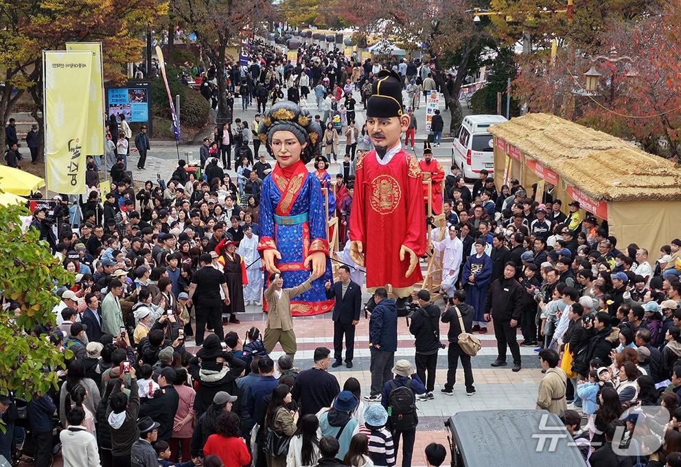 본문 이미지 - 2026 여주 오곡나루축제 조선시대 진상 퍼레이드.(여주시 제공. 재판매 및 DB 금지)