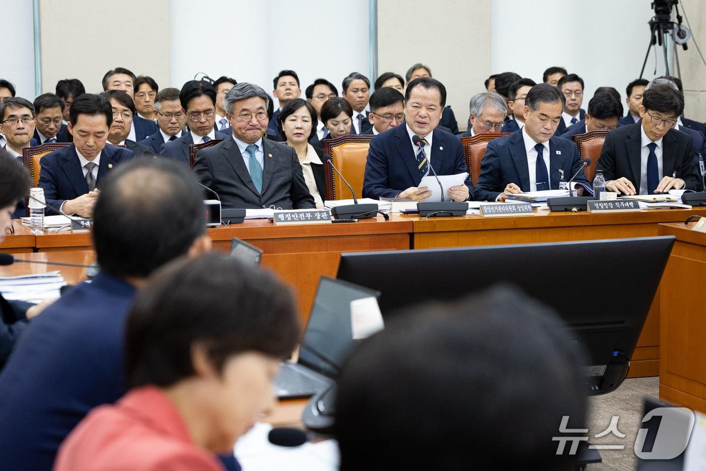 본문 이미지 - 위철환 중앙선거관리위원장 직무대행이 26일 서울 여의도 국회에서 열린 행정안전위원회의 행정안전부, 중앙선거관리위원회 등에 대한 국정감사 종합감사에 출석해 의원 질의에 답하고 있다. 2026.10.26 ⓒ 뉴스1 유승관 기자