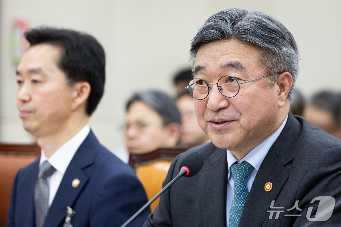 본문 이미지 - 윤호중 행정안전부 장관이 26일 서울 여의도 국회에서 열린 행정안전위원회의 행정안전부, 중앙선거관리위원회 등에 대한 국정감사 종합감사에 출석해 의원 질의에 답하고 있다. 2026.10.26 ⓒ 뉴스1 유승관 기자