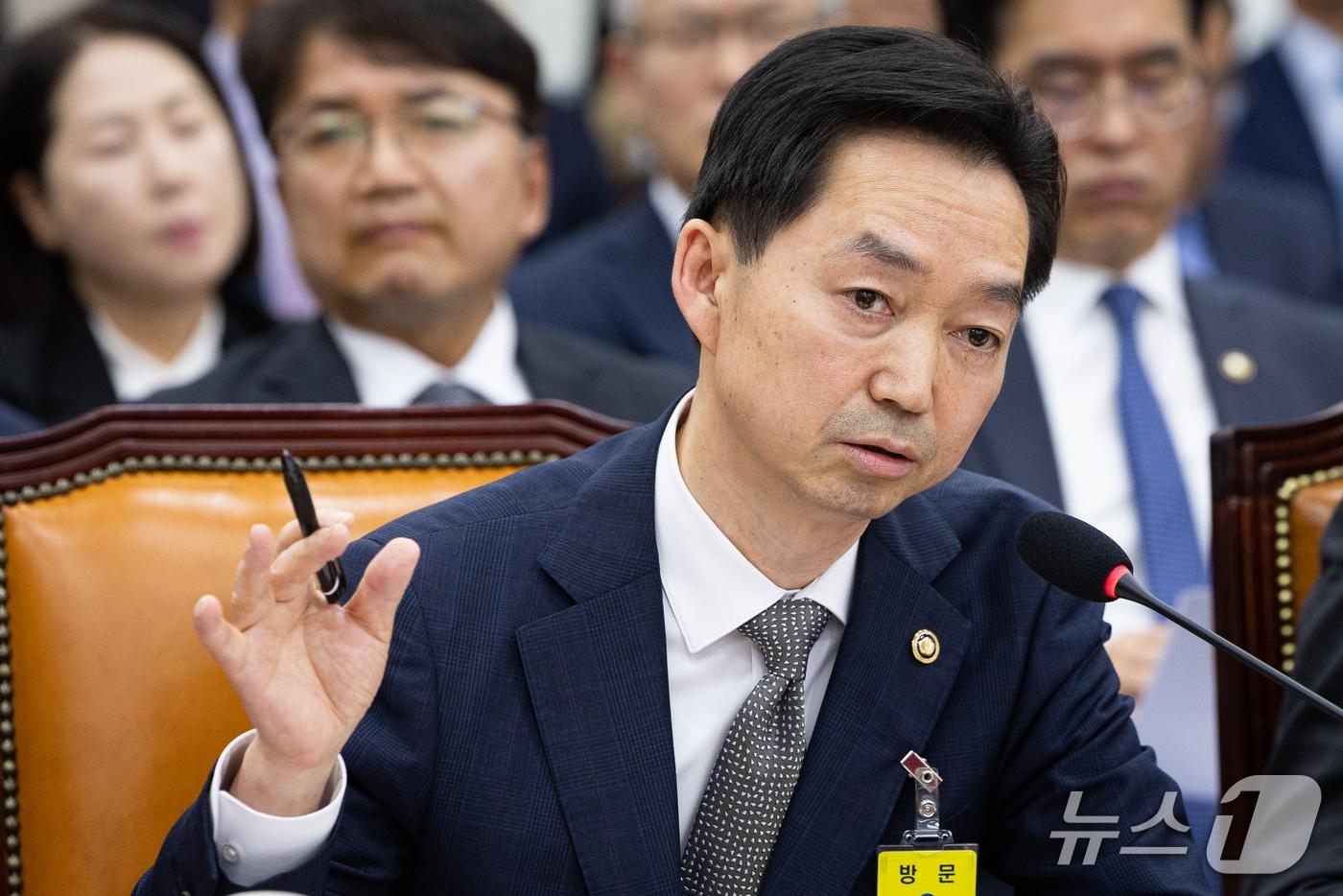 본문 이미지 - 김지용 중대범죄수사청장이 26일 서울 여의도 국회에서 열린 행정안전위원회의 행정안전부, 중앙선거관리위원회 등에 대한 국정감사 종합감사에 출석해 의원 질의에 답하고 있다. 2026.10.26 ⓒ 뉴스1 유승관 기자