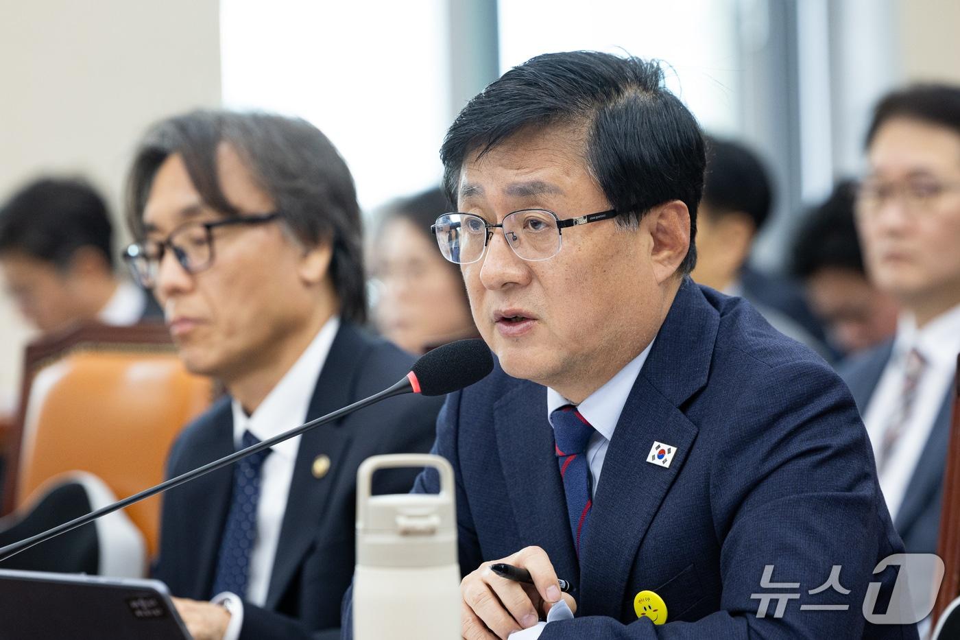본문 이미지 - 김성환 기후에너지환경부 장관이 26일 서울 여의도 국회에서 열린 기후에너지환경노동위원회의 기후에너지환경부, 기상청 등에 대한 국정감사 종합감사에 출석해 의원 질의에 답하고 있다. 2026.10.26 ⓒ 뉴스1 유승관 기자