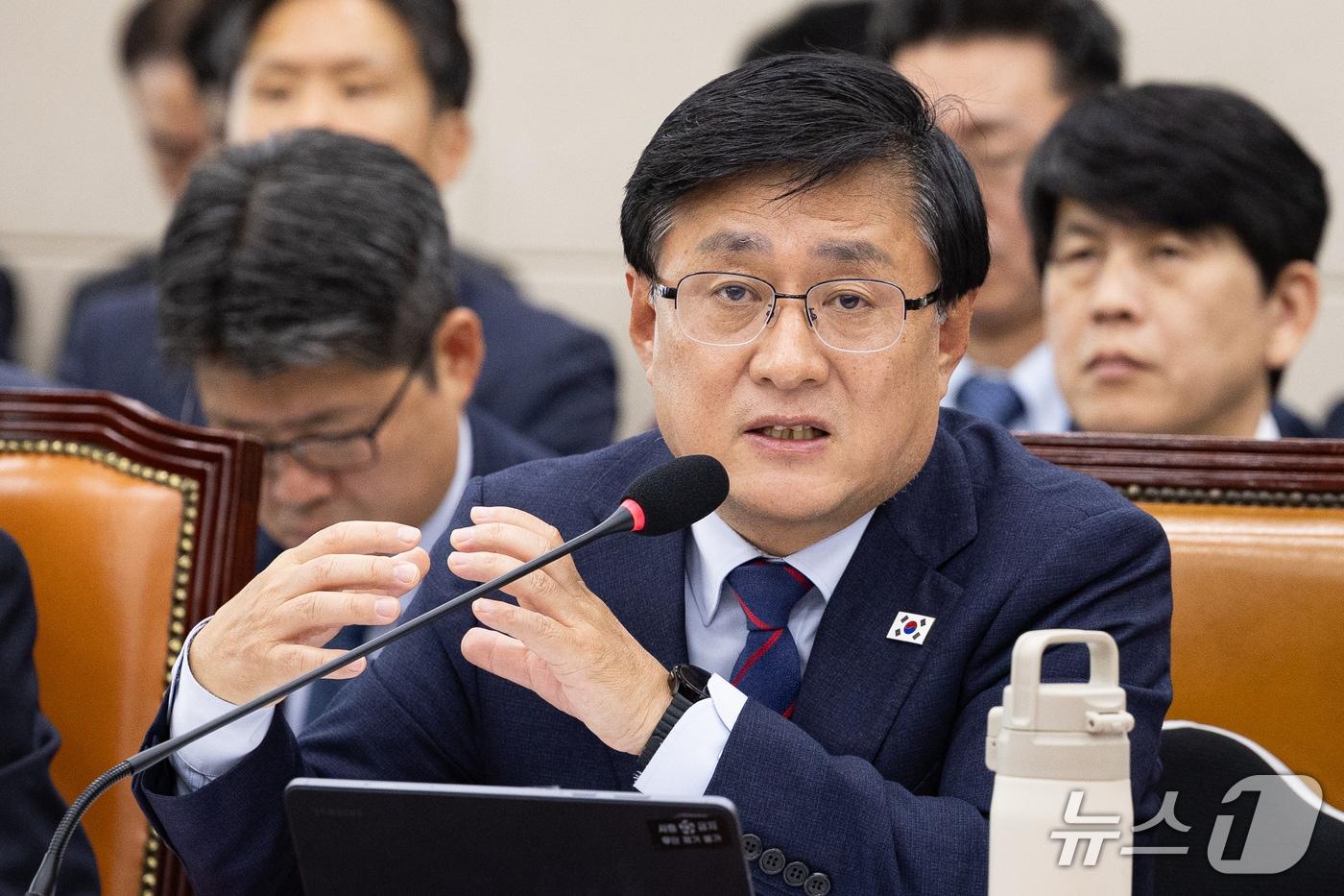 본문 이미지 - 김성환 기후에너지환경부 장관이 26일 서울 여의도 국회에서 열린 기후에너지환경노동위원회의 기후에너지환경부, 기상청 등에 대한 국정감사 종합감사에 출석해 의원 질의에 답하고 있다. 2026.10.26 ⓒ 뉴스1 유승관 기자