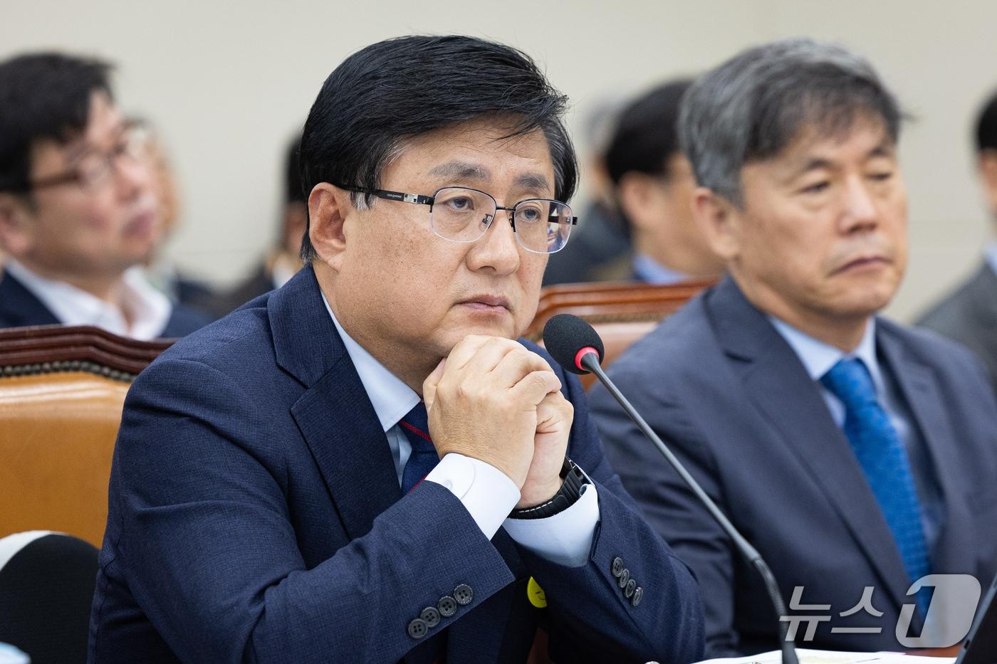본문 이미지 - 김성환 기후에너지환경부 장관이 26일 서울 여의도 국회에서 열린 기후에너지환경노동위원회의 기후에너지환경부, 기상청 등에 대한 국정감사 종합감사에 출석해 의원 질의를 듣고 있다. 2026.10.26 ⓒ 뉴스1 유승관 기자