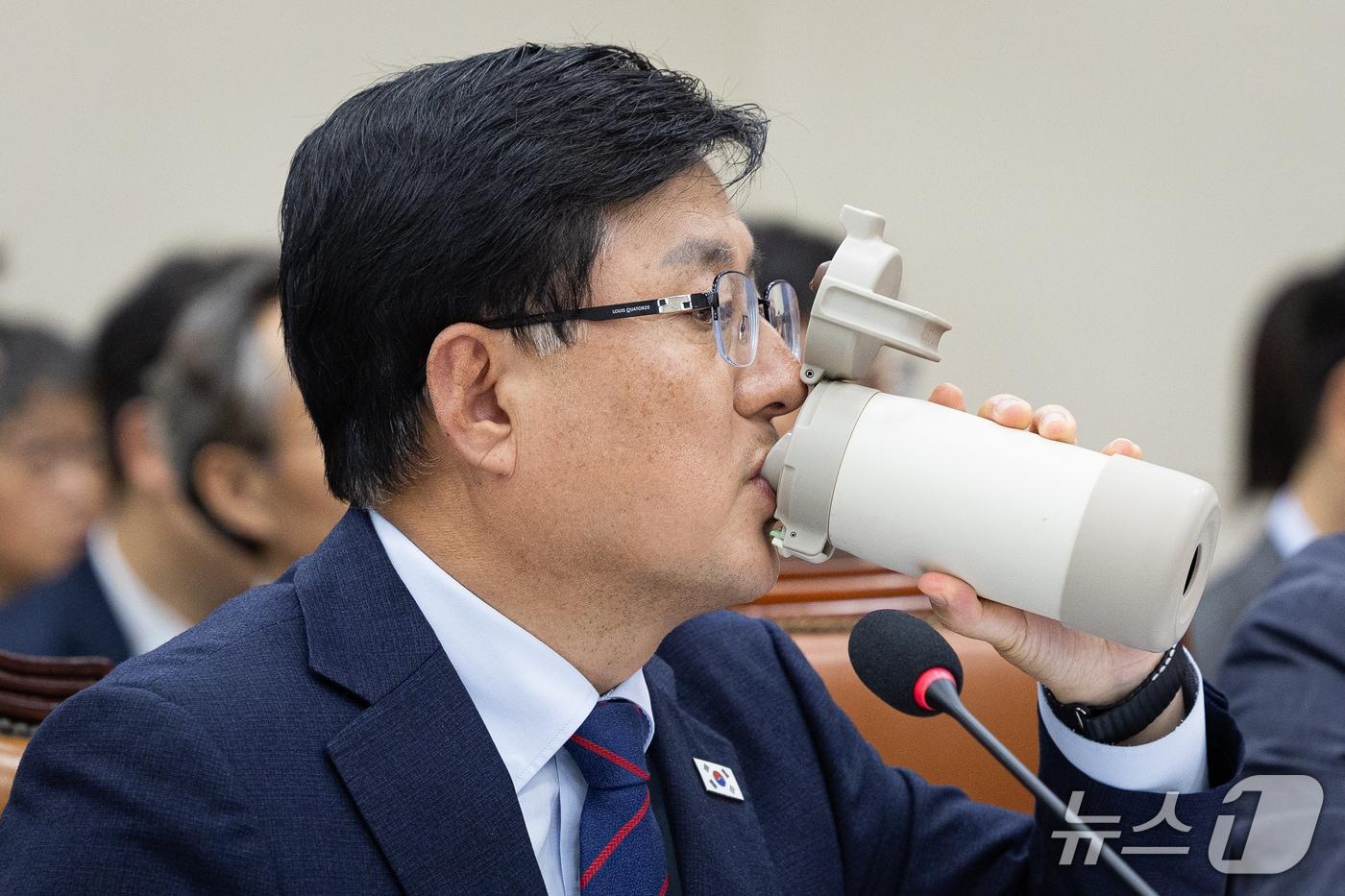 본문 이미지 - 김성환 기후에너지환경부 장관이 26일 서울 여의도 국회에서 열린 기후에너지환경노동위원회의 기후에너지환경부, 기상청 등에 대한 국정감사 종합감사에 출석해 물을 마시고 있다. 2026.10.26 ⓒ 뉴스1 유승관 기자