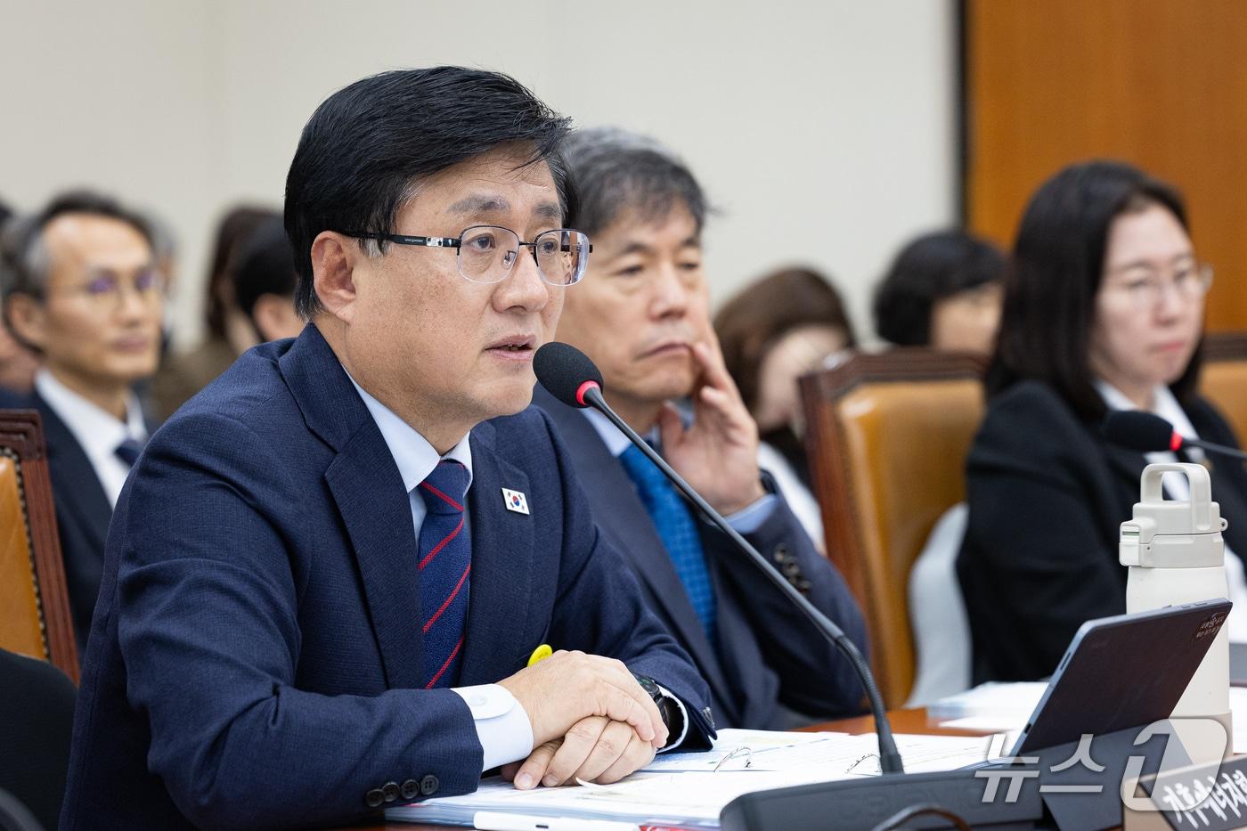 본문 이미지 - 김성환 기후에너지환경부 장관이 26일 서울 여의도 국회에서 열린 기후에너지환경노동위원회의 기후에너지환경부, 기상청 등에 대한 국정감사 종합감사에 출석해 의원 질의에 답하고 있다. 2026.10.26 ⓒ 뉴스1 유승관 기자