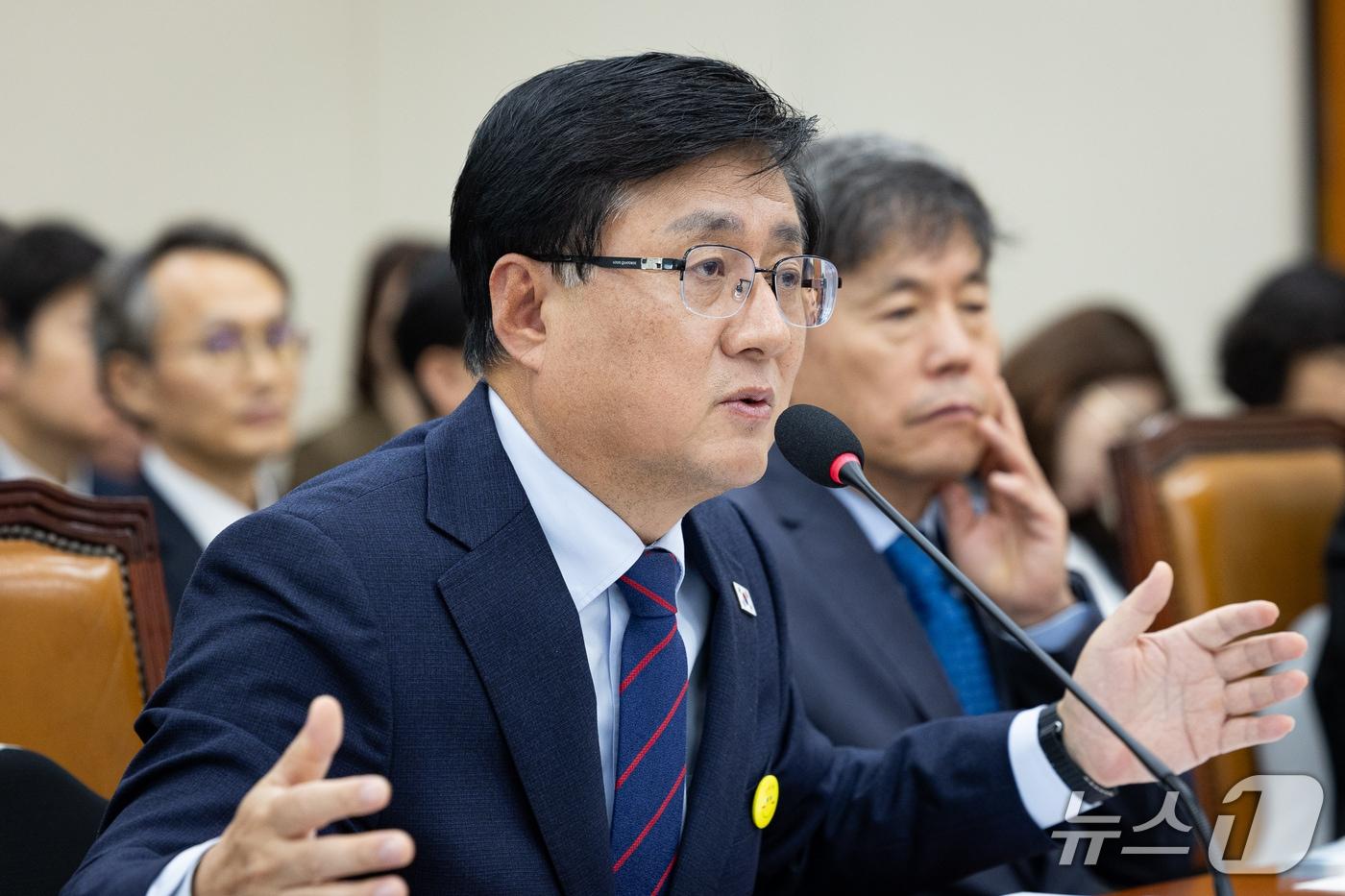 본문 이미지 - 김성환 기후에너지환경부 장관이 26일 서울 여의도 국회에서 열린 기후에너지환경노동위원회의 기후에너지환경부, 기상청 등에 대한 국정감사 종합감사에 출석해 의원 질의에 답하고 있다. 2026.10.26 ⓒ 뉴스1 유승관 기자