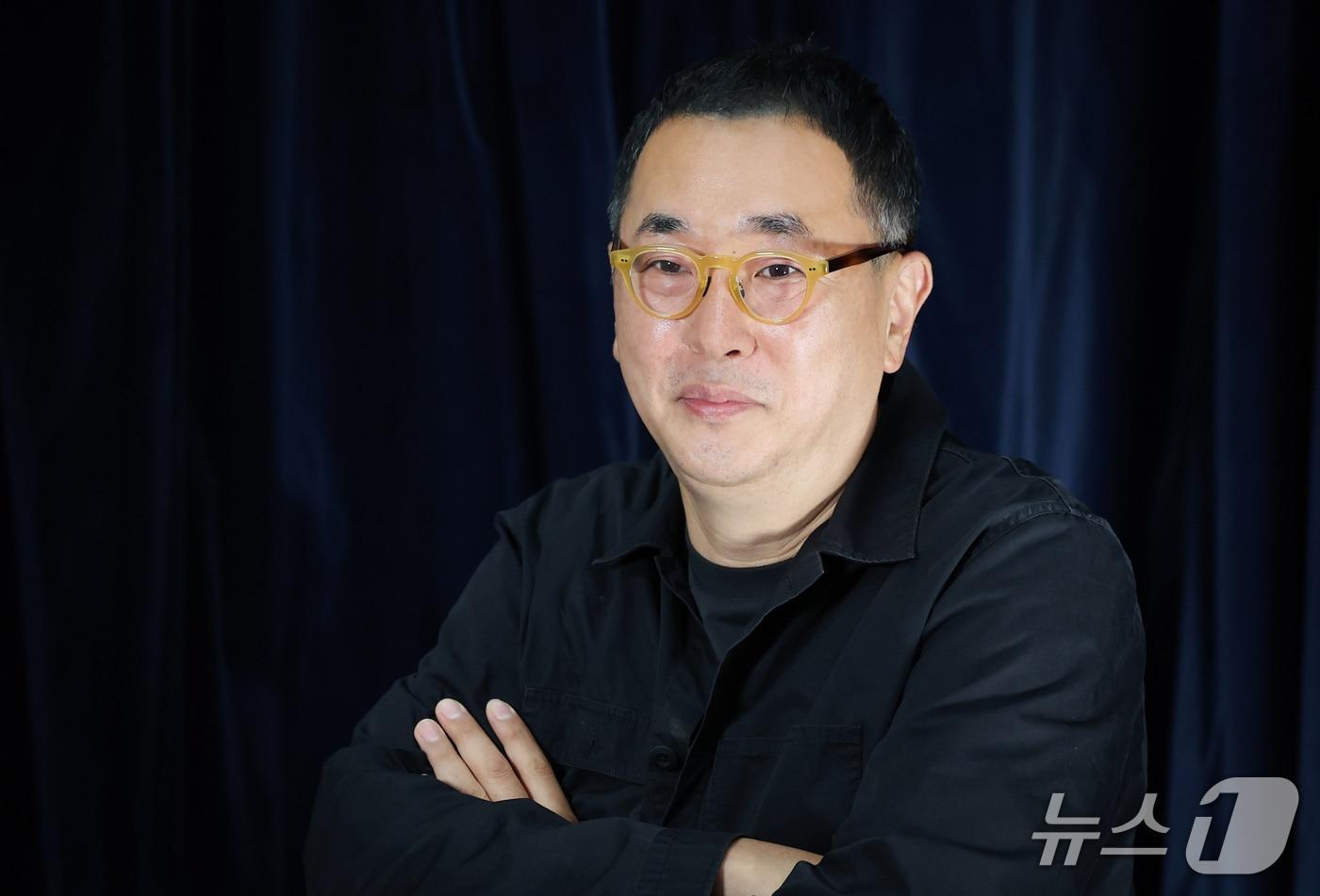 본문 이미지 - '어머니의 가계부' 성승택 감독이 26일 서울 종로구 뉴스1 사옥에서 열린 인터뷰에 앞서 포즈를 취하고 있다. 2026.10.26 ⓒ 뉴스1 권현진 기자