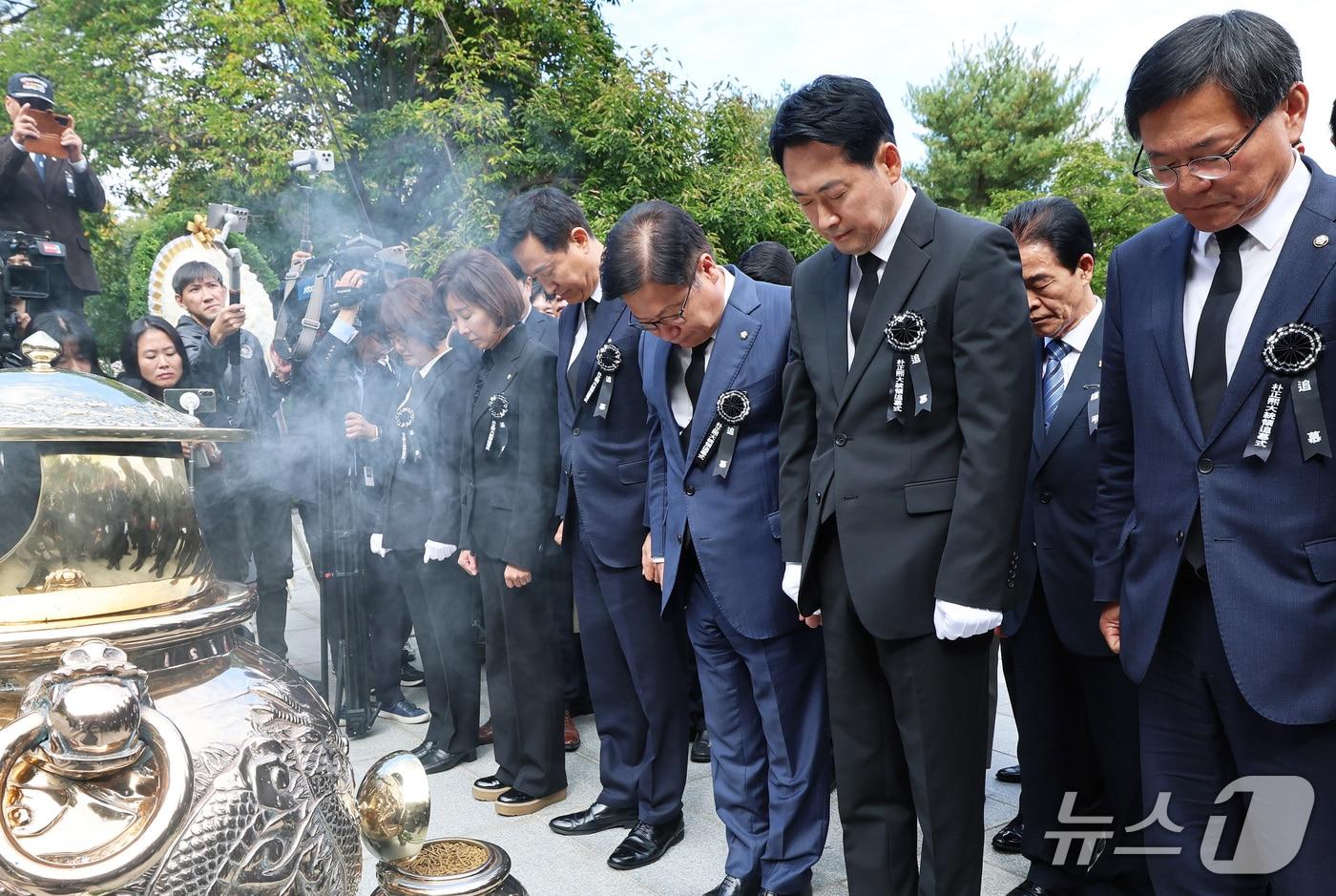 본문 이미지 - 국민의힘 장동혁 대표와 정점식 원내대표를 비롯한 당 지도부와 오세훈 서울시장이 26일 서울 동작구 국립서울현충원에서 열린 박정희 전 대통령 서거 제47주기 추모식에서 헌화 후 묵념하고 있다. 2026.10.26 ⓒ 뉴스1 오대일 기자