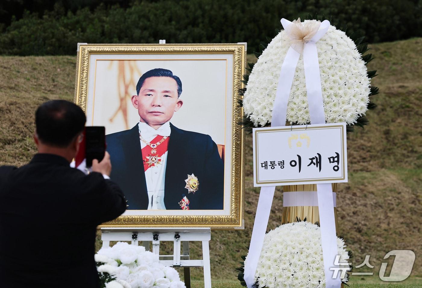 본문 이미지 - 26일 서울 동작구 국립서울현충원에서 열린 박정희 전 대통령 서거 제47주기 추모식에서 박 전 대통령의 영정사진과 이재명 대통령의 추모 화환이 나란히 놓여 있다. 2026.10.26 ⓒ 뉴스1 오대일 기자