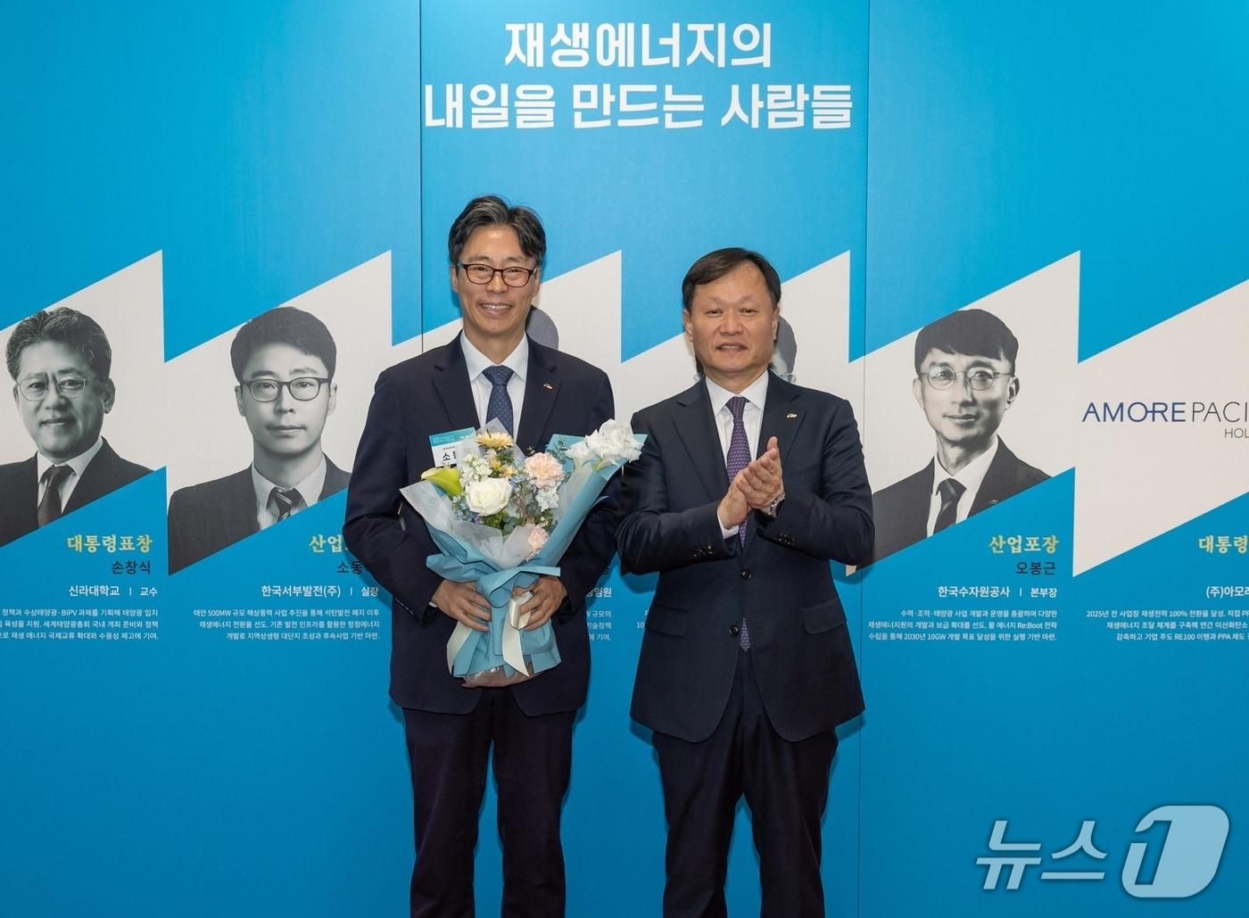 본문 이미지 - 지난 23일 서울 강남 코엑스에서 열린 '재생에너지의 날' 기념식에서 산업포장을 수훈한 소동욱 한국서부발전 풍력사업실장(왼쪽)이 이정복 서부발전 사장과 기념촬영을 하고 있다.(서부발전 제공. 재판매 및 DB 금지)