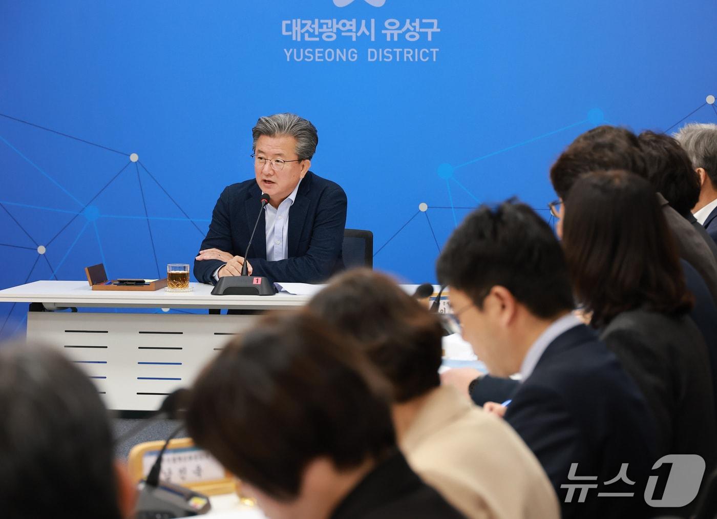 본문 이미지 - 정용래 유성구청장이 주간간부회의를 주재하고 있다.(대전 유성구 제공. 재판매 및 DB 금지)