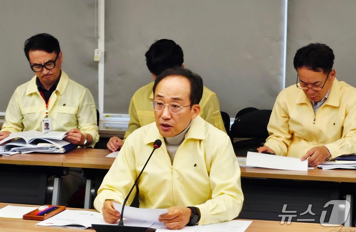 본문 이미지 - 추경호 대구시장이 26일 오후 대구시 산격청사 대회의실에서 '가을철 재난안전 추진상황 대책회의'를 주재하고 있다. 2026.10.26 ⓒ 뉴스1 남승렬 기자