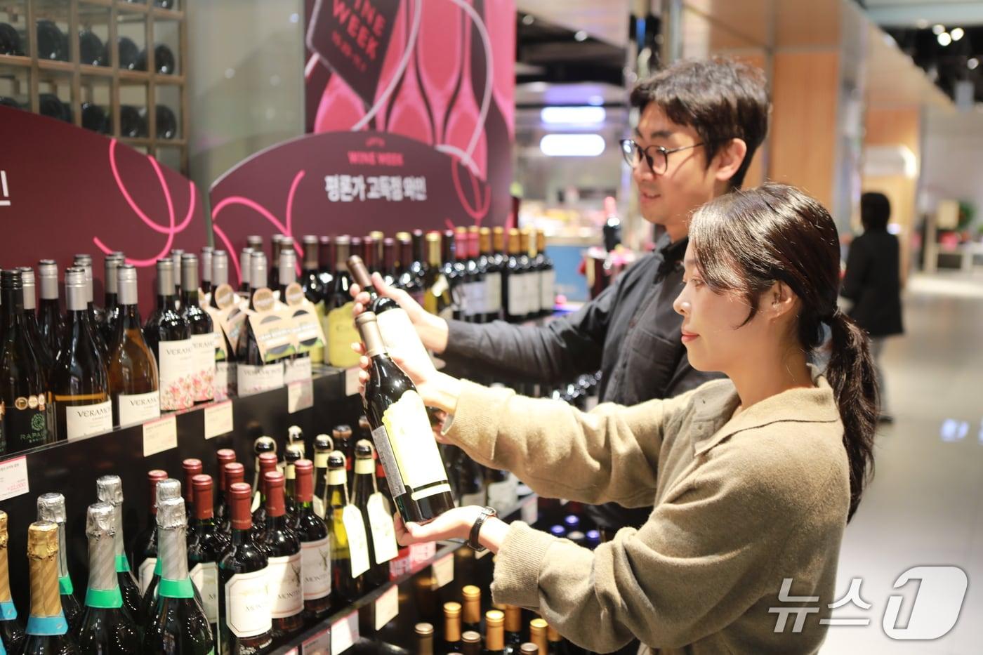 본문 이미지 - 롯데백화점 광주점 직원이 26일 지하 1층에서 진행하는 '롯데 와인 위크'에서 와인을 선보이고 있다. (롯백 제공. 재판매 및 DB 금지) 